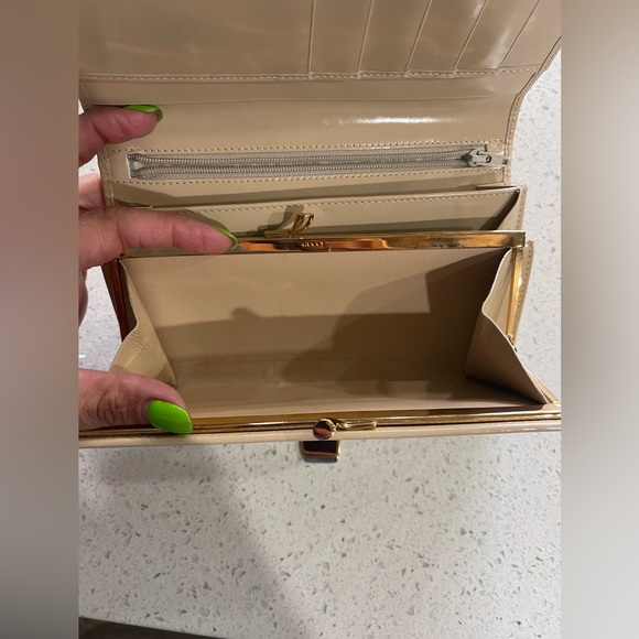 Gucci Wallet Like New (EUC) - Picture 3 of 15